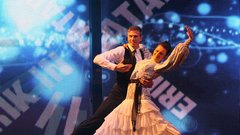 Katarina Venturini in Erik Ferfolja sta očarala z sijajnim angleškim valčkom.