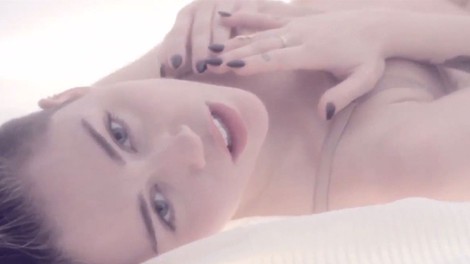 Miley Cyrus se v novem spotu boža po intimnih delih
