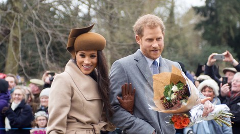 Pojasnjena skrivnost, zakaj se Meghan Markle v javnosti neprestano dotika svojih las