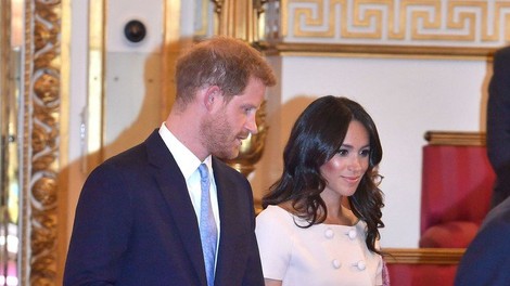 Meghan Markle želela Harryja prijeti za roke, a ji ni želel dati roke!