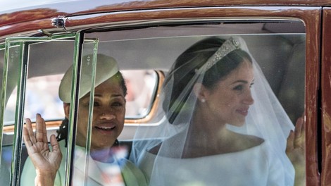 Mama Meghan Markle obiskala hčerko v Veliki Britaniji, a je kraljeva družina njen obisk skrivala pred mediji