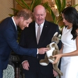 Meghan Markle je v Avstraliji že pokazala nosečniški trebušček in prvič spregovorila o nosečnosti