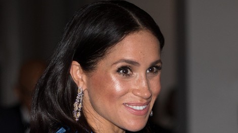 Meghan Markle je v modri večerni obleki ponosno pokazala svoj nosečniški trebušček