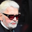 Karl Lagerfeld se je v Parizu po dolgem času nasmejal in šokiral z zobmi