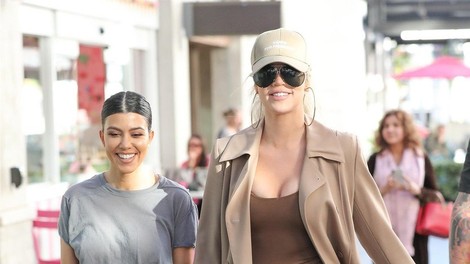 Khloe Kardashian po porodu pokazala neverjetno vitko linijo