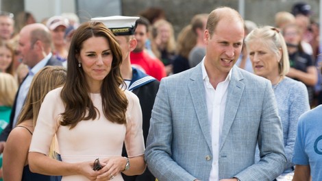 William in Kate zaradi načina potovanja spravila Meghan in Harryja v zadrego
