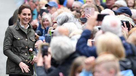 Kate Middleton je tudi v navadnih kavbojkah videti naravnost odlično!