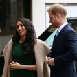 Britanski mediji trdijo, da Meghan Markle in princ Harry za božič ne bosta v kraljevi palači, kraljici naj bi prekipelo