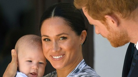 Princ Harry pokazal novo ljubko fotografijo princa Archieja, ki je čista kopija Meghan Markle