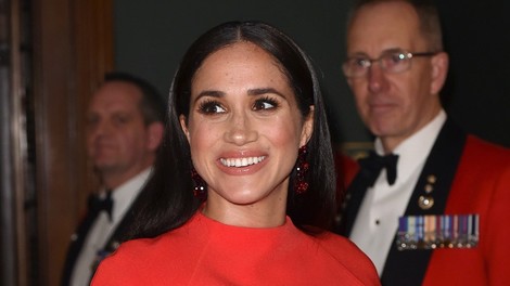 Rdeča obleka Meghan Markle, ki je modni kritiki ne morejo prehvaliti