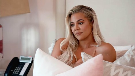Khloé in Kourtney Kardashian sta s toaletnim papirjem razjezili veliko ljudi