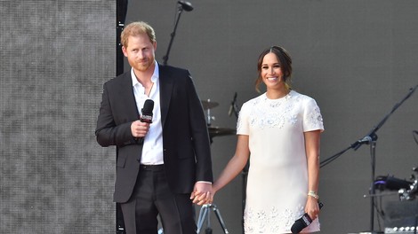 Princ Harry in njegova Meghan sta bila videti tako zaljubljena, kot da se je njuna pravljica šele začela, samo poglejte ju!