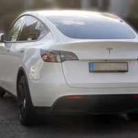 Po novem v mestu za električne avtomobile brezplačno parkiranje, mnogi navdušeni nad takšno rešitvijo